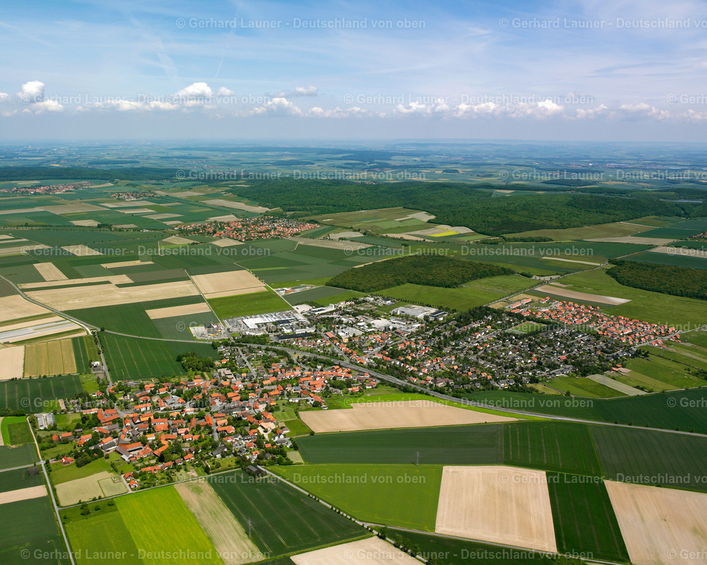2638254 | JERSTEDT 09.06.2006 Landwirtschaftliche Nutzflächen und Feldgrenzen  umsäumen das Siedlungsgebiet des Dorfes in Jerstedt im Bundesland Niedersachsen, Deutschland // Agricultural land and field boundaries surround the settlement area of the village  in Jerstedt in the state Lower Saxony, Germany Foto: Gerhard Launer