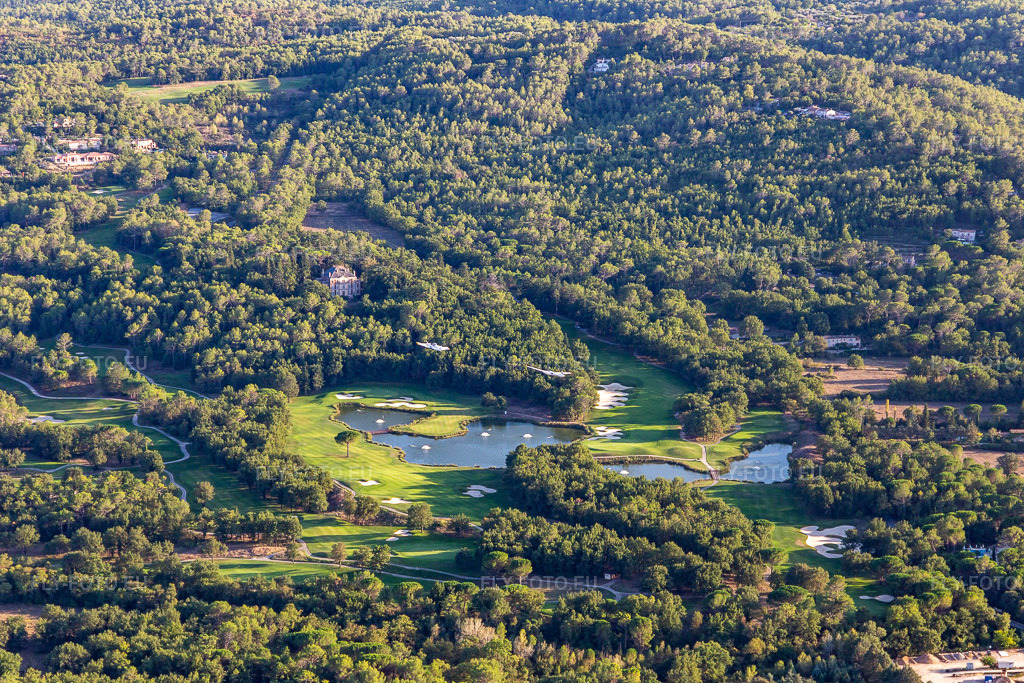 Vue aérienne: Albatros Golf Performance Center, parcours 18 trous Le Château et Le Riou à Tourrettes dans le département Var, France. Photo: IMG_129457.jpg prise le 18/09/2021 par Werner Riehm/FLY-FOTO.eu – Résolution de l'original: 5330 x 3554 px