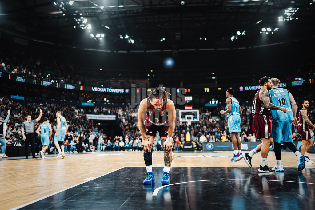 Basketball | Männer | Saison 2023/2024 | easyCredit Basketball Bundesliga | Veolia Towers Hamburg vs. FC Bayern München | 26.03.2024 | Carsen Edwards (#3, FC Bayern Basketball) sichtlich enttäuscht