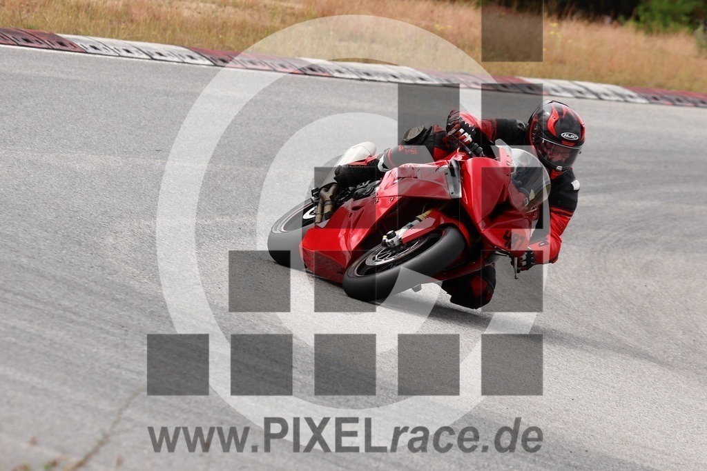 0487-20240704_01556 | Schöne Erinnerungen an spannende Momente - das festzuhalten ist unser Job. PIXELrace.de ist seit 2003 auf den Rennstrecken Europas unterwegs um die Action draußen beim Fahren und die wunderbare Stimmung imm Fahrerlager für euch einzufangen.