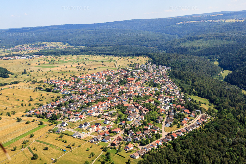 Luftbild: Ortsansicht von Süden im Ortsteil Burbach in Marxzell im Bundesland Baden-Württemberg in Deutschland. Foto: IMG_42085.jpg vom 27.06.2011 durch Werner Riehm/FLY-FOTO.deAuflösung des Originals: 4752 x 3168 px