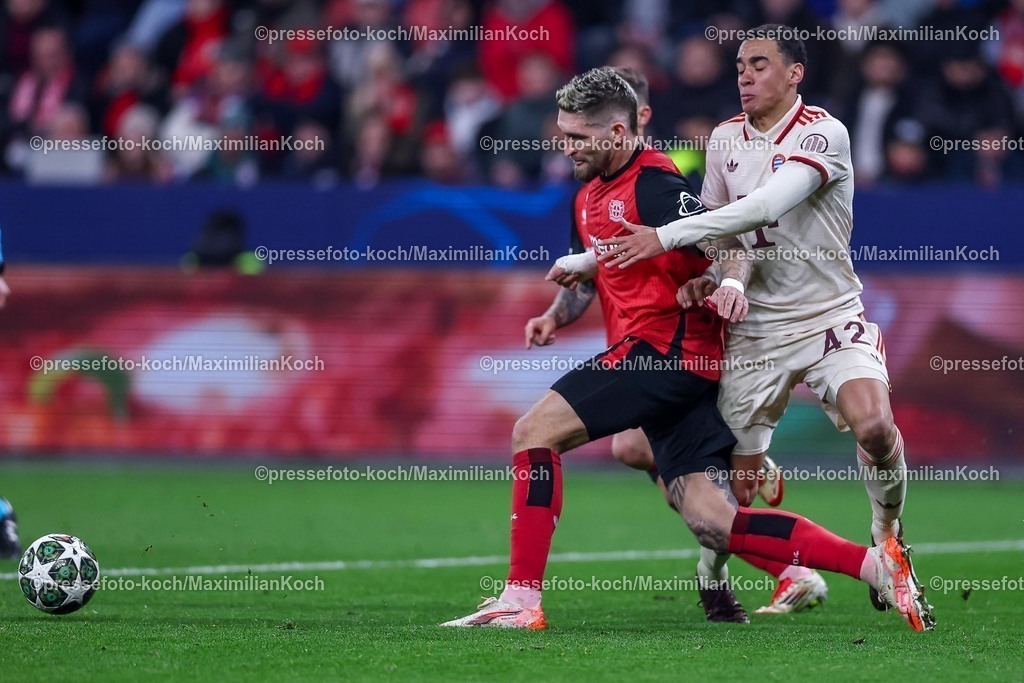 UCL11032502260 | 11.03.2025, Fußball, UEFA Champions League, Bayer 04 Leverkusen - FC Bayern München, Achtelfinale Rückspiel, BayArena, Saison 2024 2025: Robert Andrich (Bayer04 Leverkusen #8) im Zweikampf gegen Jamal Musiala (FC Bayern #42)DFB regulations prohibit any use of photographs as image sequences and or quasi-video.