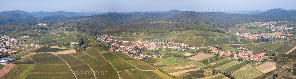 Luftbild: Panorama Perspektive der Wald- und Berglandschaft des Pfälzerwald / Haardtrand im Ortsteil Pleisweiler in Pleisweiler-Oberhofen im Bundesland Rheinland-Pfalz in Deutschland. Foto: IMG_45407-Bearbeitet.jpg vom 24.09.2011 durch Werner Riehm/FLY-FOTO.deAuflösung des Originals: 10859 x 2899 px