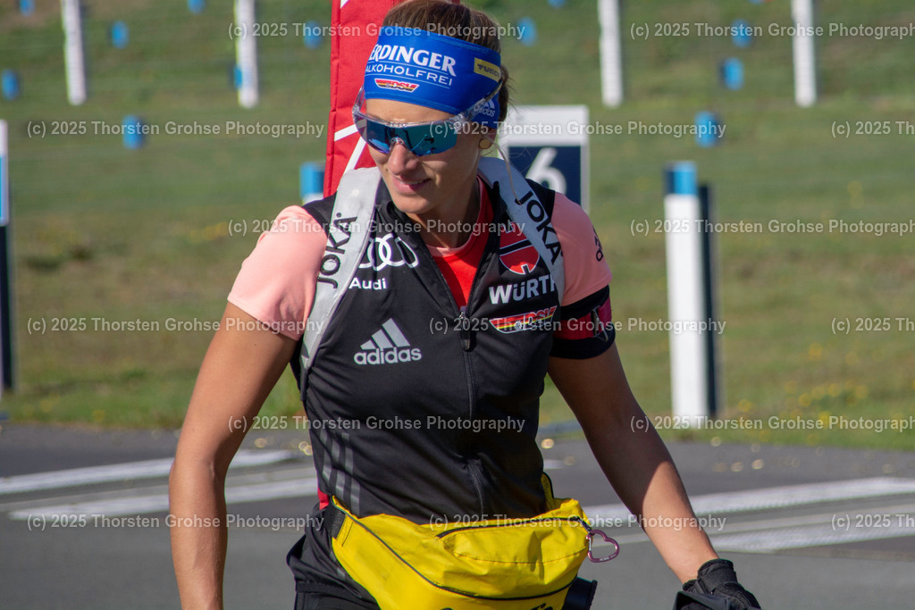 Deutsche Meisterschaften Biathlon 2018 | Deutsche Meisterschaften Biathlon 2018, Massenstart Frauen am 15.09.2018 in der DKB SKI ARENA in Oberhof, (Deutschland)

Bild: Vanessa Hinz vom SC Schliersee / Zoll (11) - Realisiert mit Pictrs.com