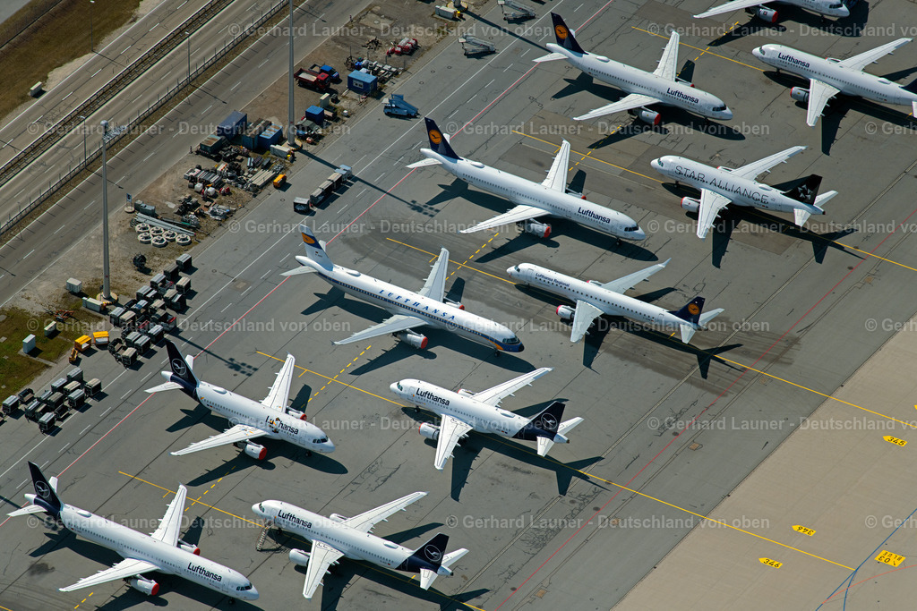4021197 | MüNCHEN-FLUGHAFEN 08.04.2020 Passagierflugzeuge krisenbedingt stillgelegt auf der Parkpositionen und Abstellfläche auf dem Flughafen in München im Bundesland Bayern, Deutschland. // Passenger aircraft decommissioned due to the crisis on the parking positions and parking space at the airport in Munich in the state Bavaria, Germany. Foto: Gerhard Launer
