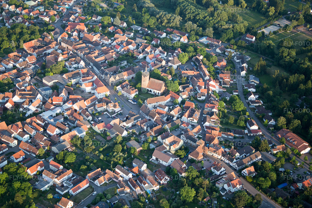 Luftbild: Ortsansicht der Straßen und Häuser der Wohngebiete im Ortsteil Billigheim in Billigheim-Ingenheim im Bundesland Rheinland-Pfalz in Deutschland. Foto: IMG_080373.jpg vom 05.06.2015 durch Werner Riehm/FLY-FOTO.de
