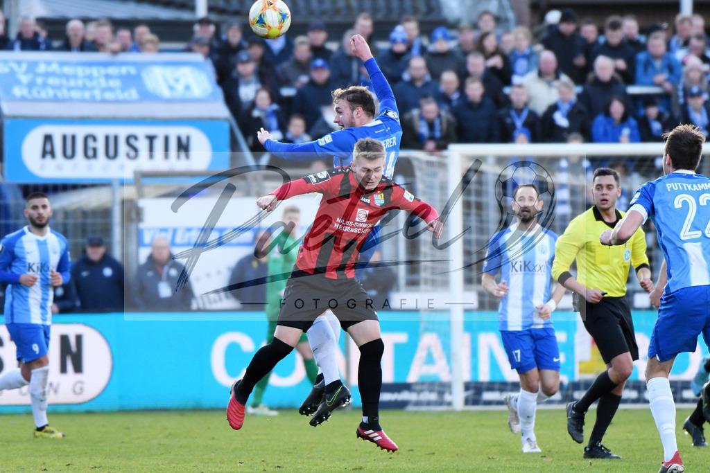 20200201_MEPCHE_0065 | Fußball, Herren: Florian Egerer (SV Meppen) und Philipp Sturm (Chemnitzer FC) im Zweikampf waehrend des Spiels der 3. Liga zwischen SV Meppen und Chemnitzer FC in der Haensch-Arena am 01.02.2020 in Meppen, Deutschland. DFB / DFL REGULATIONS PROHIBIT ANY USE OF PHOTOGRAPHS AS IMAGE SEQUENCES AND/OR QUASI-VIDEO. - Realisiert mit Pictrs.com