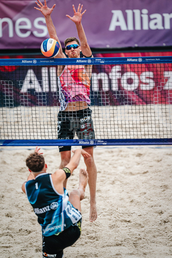 Beachvolleyball | Frauen | German Beach Tour 2024 | Tourstop Düsseldorf | 17.05.2024 | Milan Sievers (oben) blockt Jonas Saqgstetter (unten)
