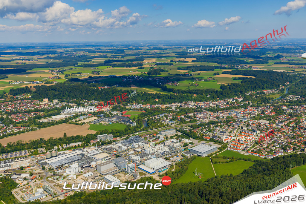Luftaufnahme der Stadt Trostberg - Die Luftaufnahme wurde 2025 vom UL-Flugzeug heraus erstellt ( keine Drohne ) - Hochauflösende Luftaufnahme - für professionelle Ausdrucke geeignet. Die Geschenkidee !Mit Lizenz und Bildrechte bestellbar