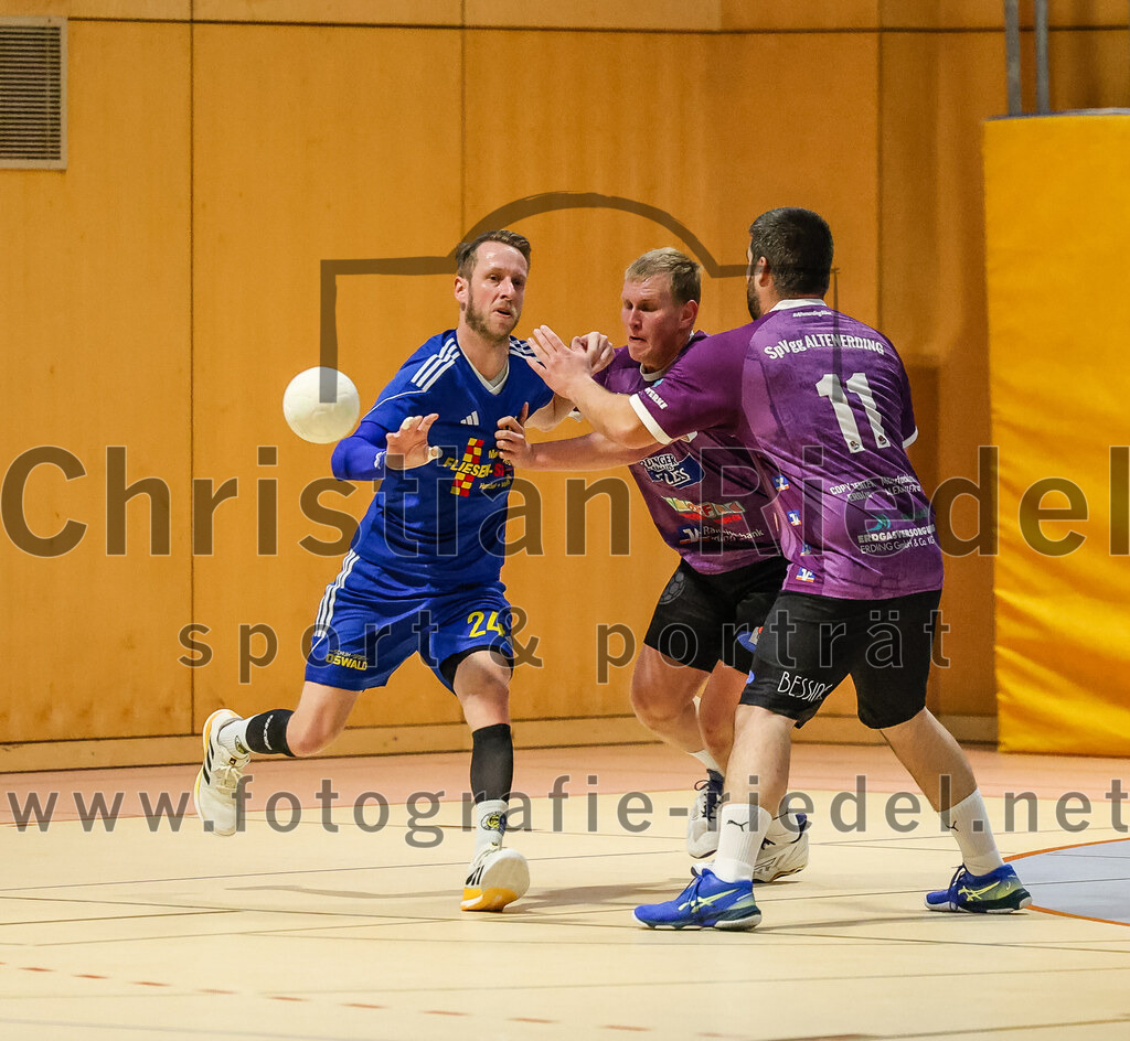 2024-10-13_068_SpVgg_Altenerding_gegen_SSG_Metten | Erding, Deutschland, 13.10.2024:Handball, Bezirksoberliga Männer 2024 / 2025, 4. Spieltag, SpVgg Altenerding gegen SSG Metten, Endergebnis: 40:22Matthias Elgeti (SSG Metten, #24), Christian Loris (SpVgg Altenerding, #11)Foto: Christian Riedel / fotografie-riedel.net
