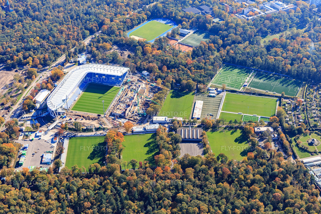 Luftbild: Teilabgerissene Tribüne des Wildparkstadtions vom KSC im Ortsteil Innenstadt-Ost in Karlsruhe im Bundesland Baden-Württemberg in Deutschland. Foto: IMG_129833.jpg vom 24.10.2021 durch Werner Riehm/FLY-FOTO.de