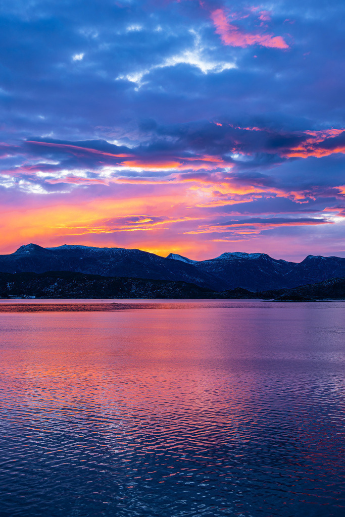 Berge und Felsen im Sonnenaufgang nahe Torvik in Norwegen | Berge und Felsen im Sonnenaufgang nahe Torvik in Norwegen.