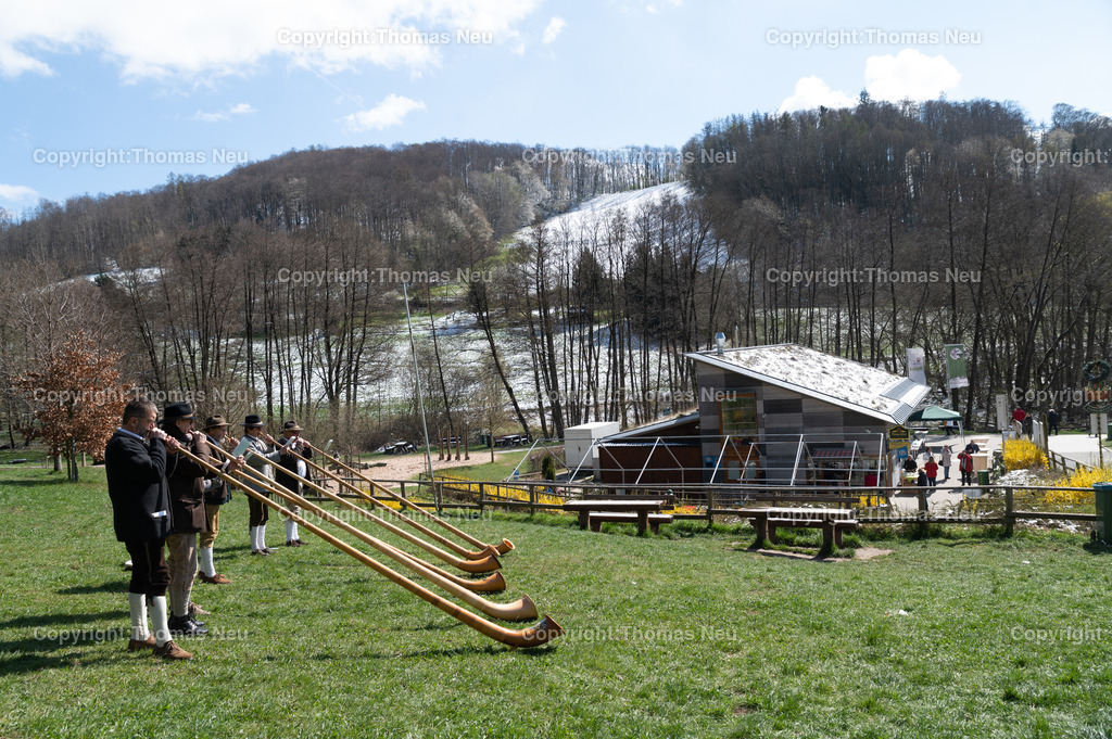DSC_4603 | Festakt 15 Jahre Felsenmeer-Informationszentrum in Reichenbach, Alphornbläser vor dem FIZ , Bild: Thomas Neu