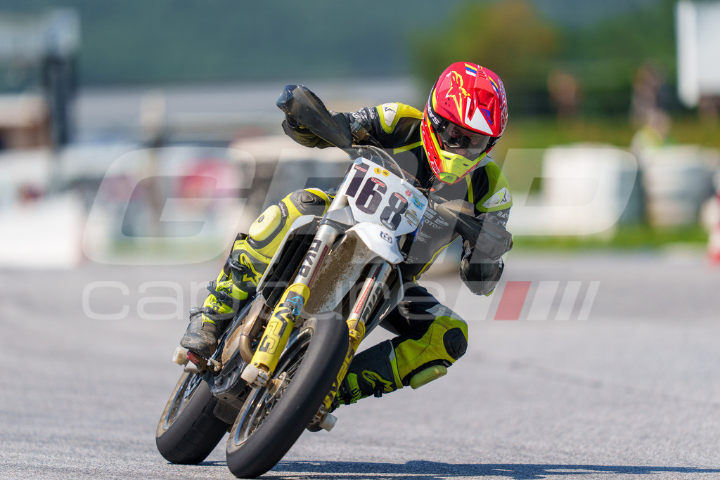 G-Cup + Supermoto Staatsmeisterschaft + Hungarian Supermoto Championship | GRIPcapture steht für authentische Sportfotografie in Österreich – für Momente, die mehr sind als Geschwindigkeit oder Ergebnis. Es geht um Emotion, Spannung, Fokus und den Augenblick, der oft nur einen Wimpernschlag dauert.Ob Motorsport, Teamsport oder 