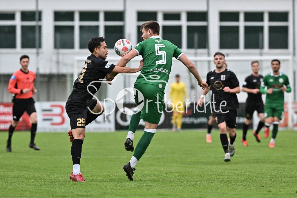VfB Eichstätt - TSV Schwaben Augsburg | EICHSTÄTT, GERMANY - 14. APRIL: im Duell Achitpol KEEREEROM (TSV Schwaben Augsburg 29) und Bastian BÖSL (VFB Eichstätt 5) während dem Match zwischen dem VfB Eichstätt und dem TSV Schwaben Augsburg am 19. Spieltag der Regionalliga Bayern im Hirsch Sportpark