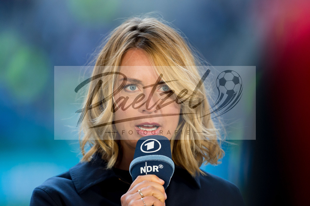 HSVSCF20220419_240 | Fussball, Herren: Jessy Wellmer schaut beim DFB-Pokal-Halbfinalspiel zwischen Hamburger SV und SC Freiburg im Volksparkstadion am 19.04.2022 in Hamburg, Deutschland.DFB / DFL REGULATIONS PROHIBIT ANY USE OF PHOTOGRAPHS AS IMAGE SEQUENCES AND/OR QUASI-VIDEO. - Realisiert mit Pictrs.com