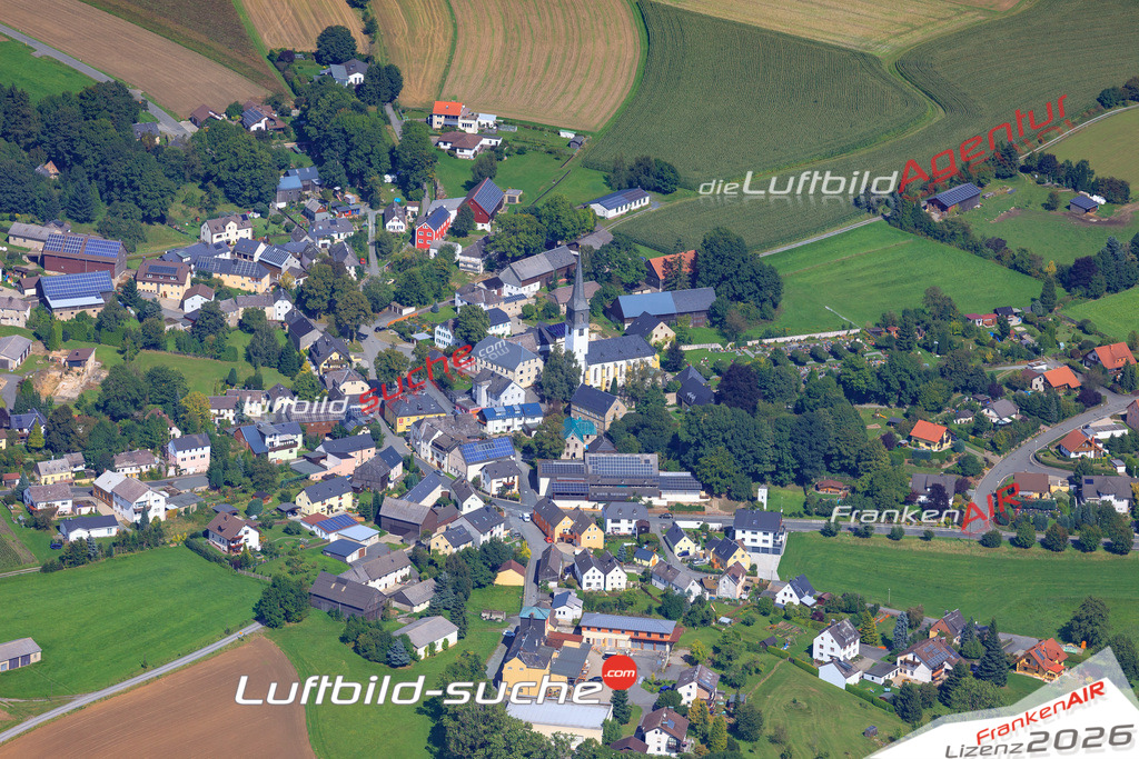 Die Luftaufnahme Ahornberg - Konradsreuth wurde 2017 mittels Flugzeug (keine Drohne) erstellt. Perfekte Schärfe und Druck- Auflösung- Garantiert!