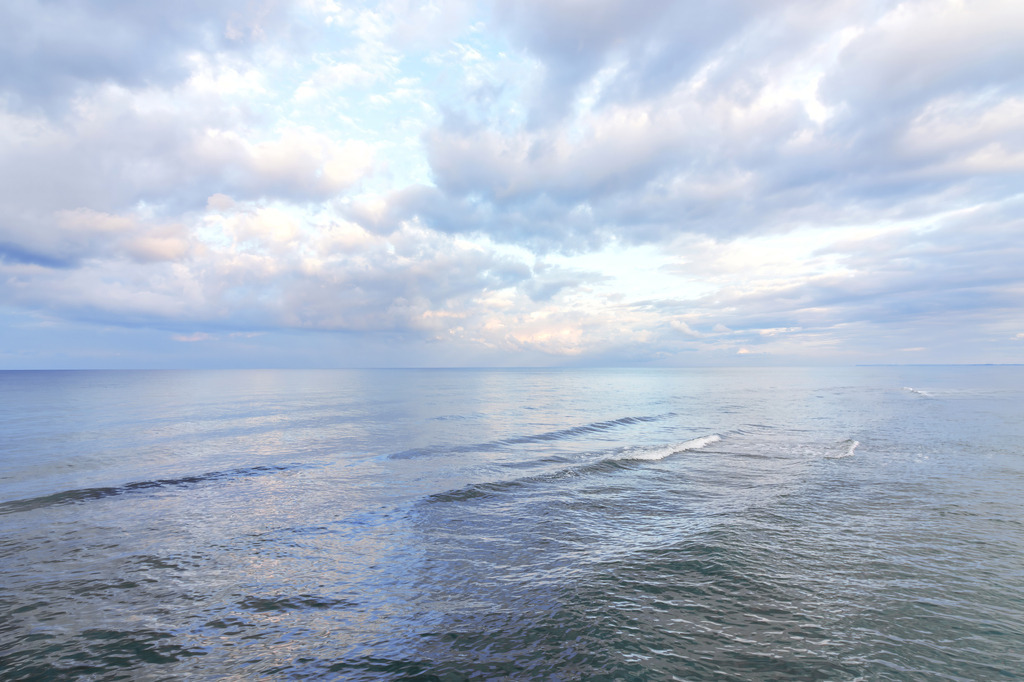 Himmel & Meer – Fine Art Fotografie in stiller Weite | Dieses Motiv zeigt einen stillen Moment zwischen Himmel und Meer, in dem sanfte Wellen unter einem weit geöffneten Himmel verlaufen. Die weichen Pastelltöne und die klare Horizontlinie verleihen der Szene eine ruhige, offene Atmosphäre. Die minimalistische Komposition betont die Weite und die feinen Übergänge zwischen Wasser und Licht. Als Wandbild erhältlich auf Alu‑Dibond und weiteren hochwertigen Materialien.