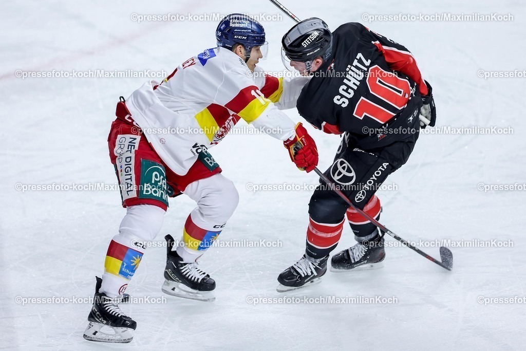 KEC16022501023 | 16.02.2025, Eishockey, DEL, Kölner Haie - Düsseldorfer EG, Lanxess-Arena Köln: Kyle Cumiskey (DEG #16) im Zweikampf gegen Justin Schütz (Kölner Haie #10)