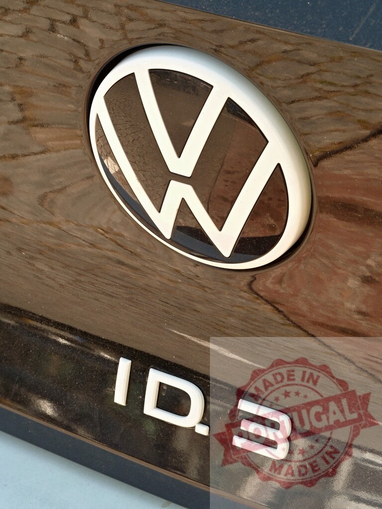 Volkswagen ID.3 electric car tail light logo | Volkswagen ID.3 electric car displaying its logo and model name on the rear trunk - Realisiert mit Pictrs.com