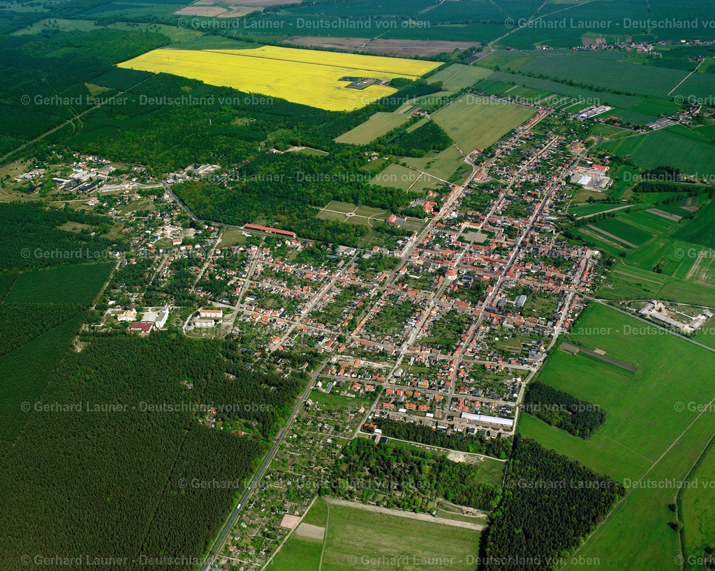 2522004 | ORANIENBAUM 01.05.2005 Wohngebiet - Mischbebauung der Mehr- und Einfamilienhaussiedlung  in Oranienbaum im Bundesland Sachsen-Anhalt, Deutschland // Residential area - mixed development of a multi-family housing estate and single-family housing estate  in Oranienbaum in the state Saxony-Anhalt, Germany Foto: Gerhard Launer