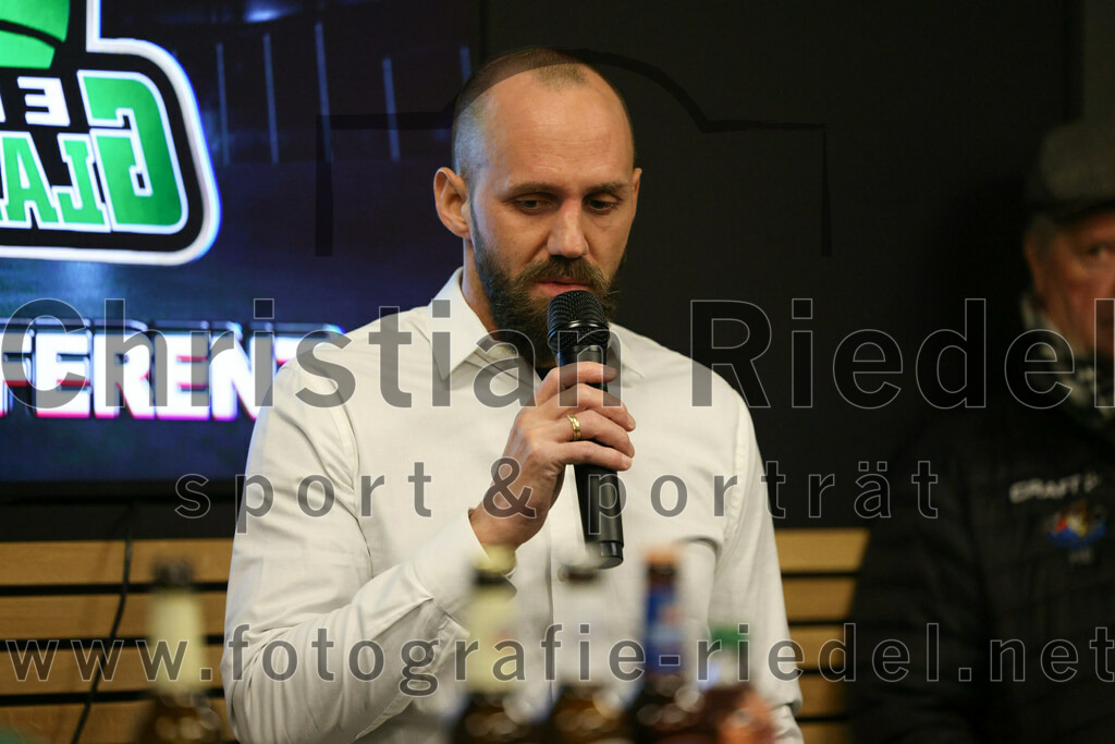 2023-01-22_184_Eishockey_TSV_Erding_gegen_ESC_Dorfen | Erding, Deutschland, 22.01.2023:
Eishockey, Bayernliga 2022 / 2023, 29. Spieltag, TSV Erding gegen ESC Dorfen, Endergebnis: 6:2

Teamchef Felix Schütz (Erding Gladiators)

Foto: Christian Riedel / fotografie-riedel.net