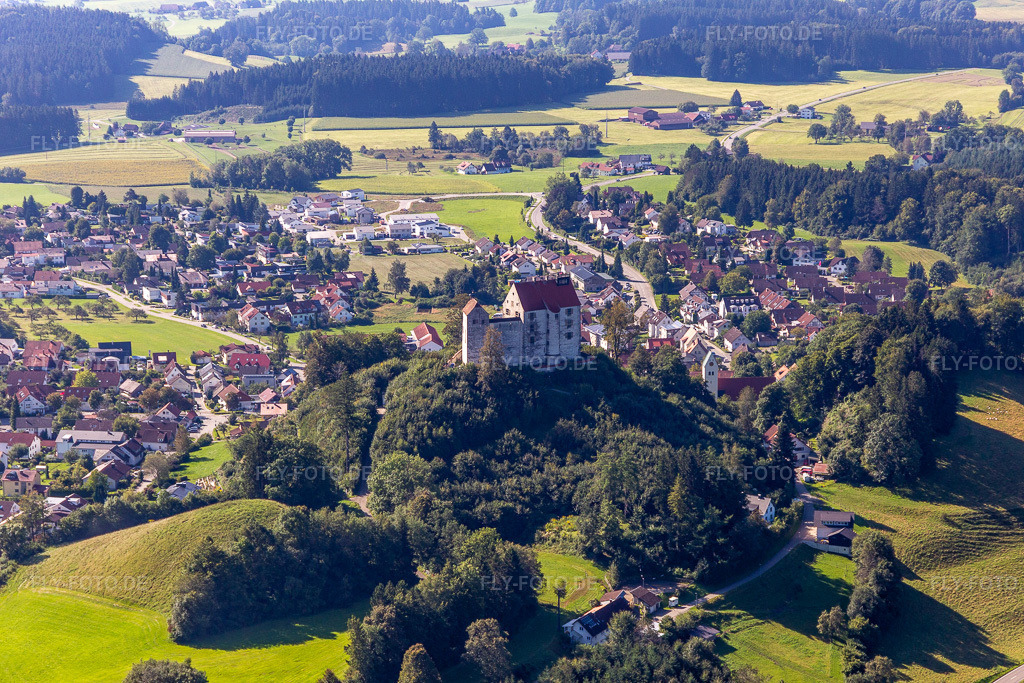 Luftbild: Mauern der Burganlage auf dem Plateau 