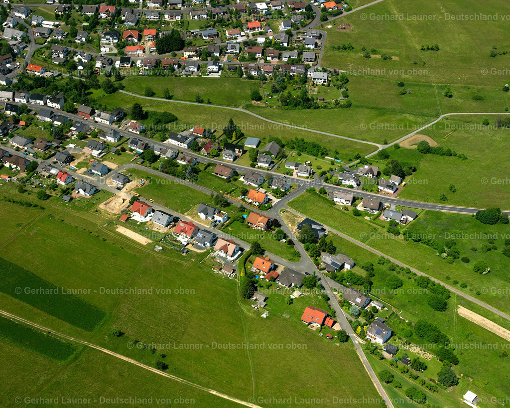 2611136 | SEELBACH 09.06.2006 Wohngebiet einer Einfamilienhaus- Siedlung  in Seelbach im Bundesland Hessen, Deutschland // Single-family residential area of settlement  in Seelbach in the state Hesse, Germany Foto: Gerhard Launer