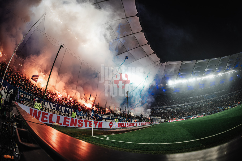 Fußball | Männer | Saison 2025/2026 | 1. Fußball-Bundesliga | 13. Spieltag | Hamburger SV vs. SV Werder Bremen | 07.12.2025 | Pyrotechnik und Feuerwerk bei den Fans des HSV auf der Nordtribüne