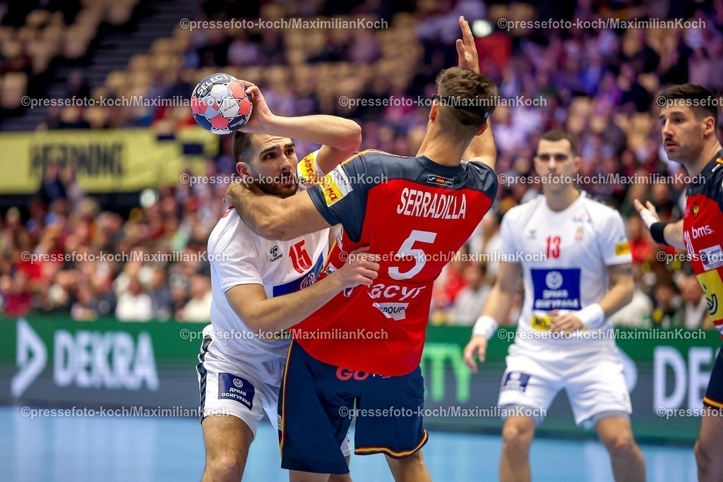 EHF15012601004 | 15.01.2026, Handball, Men's EHF EURO 2026, Spanien - Serbien, Jyske Bank Boxen in Herning, Dänemark, Preliminary Round:   Uros Kojadinovic (Serbien #15) im Zweikampf gegen   Antonio Serradilla Cuenca (Espania #05) 