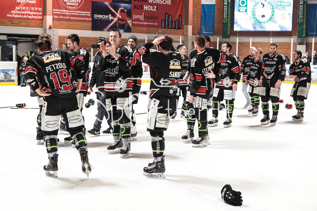 EHC Königsbrunn - TEV Miesbach | Grenzenloer Jubel beim EHC Koenigsbrunn nach dem Gewinn der Bayerliga Meisterschaft im Spiel 3 der Playoffserie gegen den TEV Miesbach / Jubel / Freude / Siegerfoto