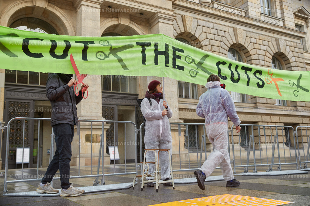 251114_SaveOurStudios_AGH_03 | Mit einer Lärmdemo und dem Durchschneiden eines Banners mit der Aufschrift "Cut the cuts" protestieren Künstler*innen am 14.11.2025 vor dem Berliner Abgeordnetenhaus gegen finanzielle Kürzungen in ihrem Bereich. - Realisiert mit Pictrs.com