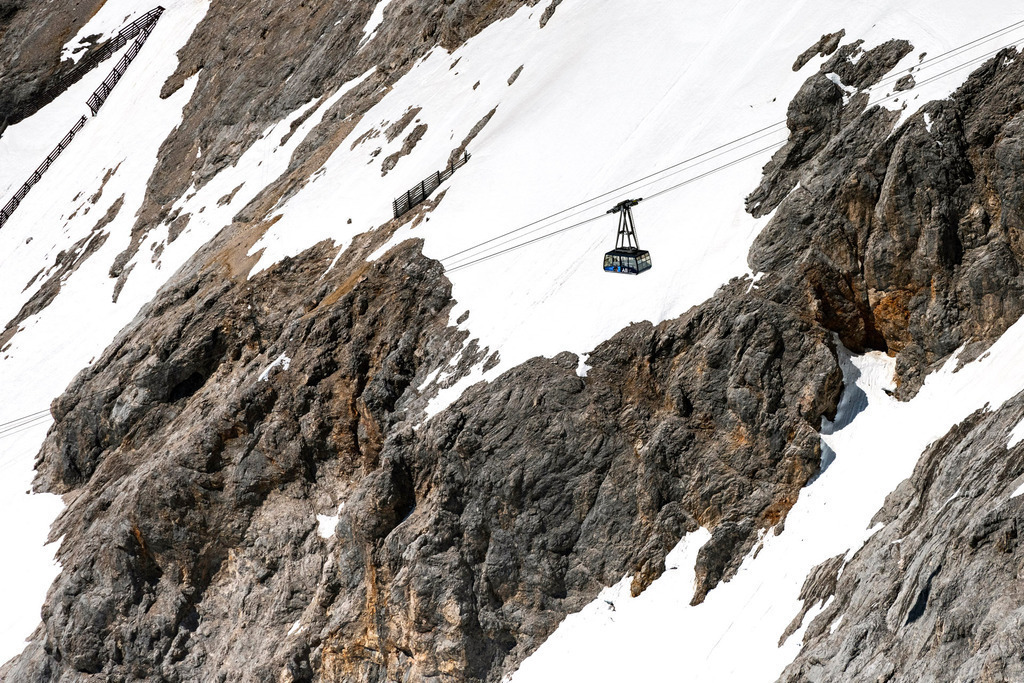 _0052873.jpg | Seilbahn Zugspitzbahn im Felsen- Massiv und Berglandschaft des Zugspitzmassiv mit den Gipfeln der Zugspitze