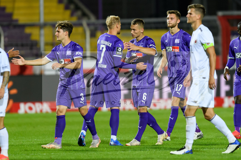 OSNVKO20210906_55 | Fussball, Herren: . Spieler vom VfL Osnabrueck Schlussjubel, jubeln nach dem 3:0 Sieg beim Spiel der 3. Liga zwischen VfL Osnabrueck und FC Viktoria Koeln im Stadion an der Bremer Bruecke am 06.09.2021 in Osnabrueck, Deutschland.DFB / DFL REGULATIONS PROHIBIT ANY USE OF PHOTOGRAPHS AS IMAGE SEQUENCES AND/OR QUASI-VIDEO. - Realisiert mit Pictrs.com
