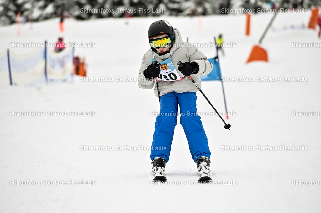SRF_20.02.2026_0769 | Skirennfotos,Serfaus,Fiss,Ladis,Kinderskirennen,Winter,Tirol,Oberland,skirace,SFL,feelfree,weil wir's genießen,ski,Ski,skifahren,Sonnenplateau, - Realisiert mit Pictrs.com