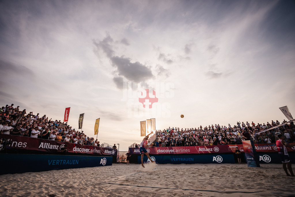 Beachvolleyball | Männer | Allianz German Beach Tour 2025 | Tourstop Bremen | 14.06.2025 | Bennet Poniewaz beim Aufschlag
