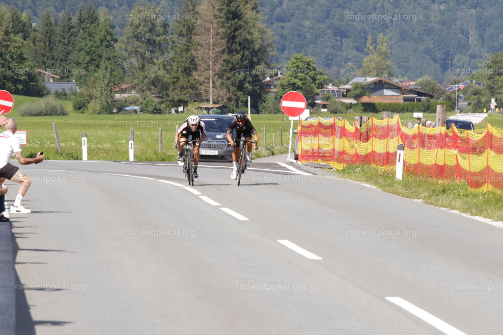 1094_20230817_Bewerb_Maenner_Muehlanger | AUT - OESTERREICH, 2023-08-16: SPORT RENNRAD-FAHREN - 55. INTERNATIONALER RADWELTPOKAL IN ST. JOHANN IN TIROL  - Vintage-Radrennen mit WM-Bronze-Medaillen-Siegerin Christina Schweinberger, den Teilnehmer und Alexander Baumann (vom Orginastions-Team) - TAG 2 BEWERB MAENNER IN SECHS GRUPPEN  ; Foto: Roland Muehlanger