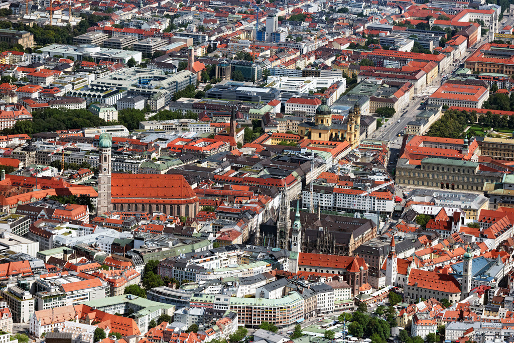 dr__0048496.jpg | MüNCHEN 19.07.2024 Altstadtbereich und Innenstadtzentrum im Ortsteil Altstadt in München im Bundesland Bayern, Deutschland. Weiterführende Informationen bei: Landeshauptstadt München. // Old Town area and city center in the district Altstadt in Munich in the state Bavaria, Germany. Further information at: Landeshauptstadt Muenchen. Foto: Daniel Reiter