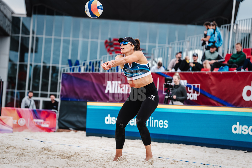 Beachvolleyball | Frauen | German Beach Tour 2024 | Tourstop Bremen | 06.06.2024 | Leonie Klinke spielt den Ball