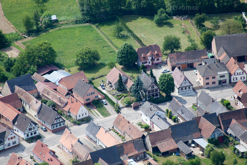 Luftbild: Rue Principale in Niederlauterbach im Bundesland Bas-Rhin in Frankreich. – Foto: IMG_40954(40933).jpg vom 08.05.2011 durch Werner Riehm/FLY-FOTO.de – Auflösung des Originals: 4752 x 3168 px