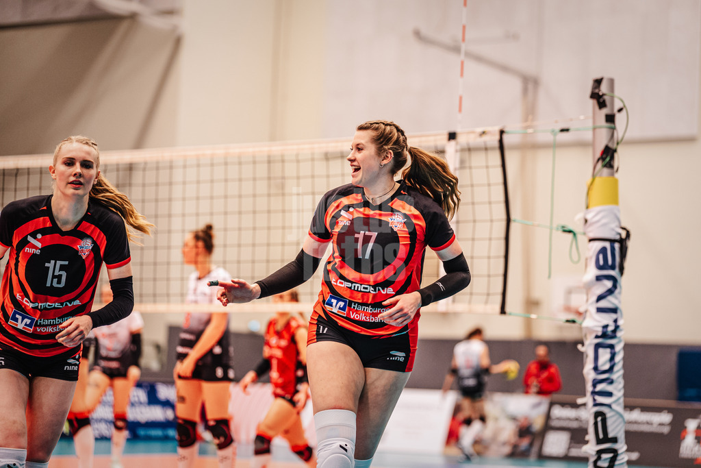 Volleyball | Frauen | Saison 2025/2026 | Volleyball Bundesliga | ETV Hamburger Volksbank Volleys vs. Dresdner SC | 15.11.2025 | v.l. Alexa Sophie Thaden (#15, ETV Hamburger Volksbank Volleys) und Louisa Krams (#17, ETV Hamburger Volksbank Volleys)