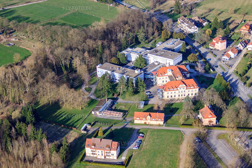 Vue aérienne: ValVital - Centre thermal et institut Morsbronn-les-Bains et clinique Aklia à Morsbronn-les-Bains dans le département Bas Rhin, France – .Photo: IMG_38711.jpg prise le 20/03/2011 par Werner Riehm/FLY-FOTO.eu – Résolution de l'original: 4752 x 3168 px – Cures thermales à Morsbronn-les-Bains | Valvital – AKLIA-UGECAM MORSBRONN 