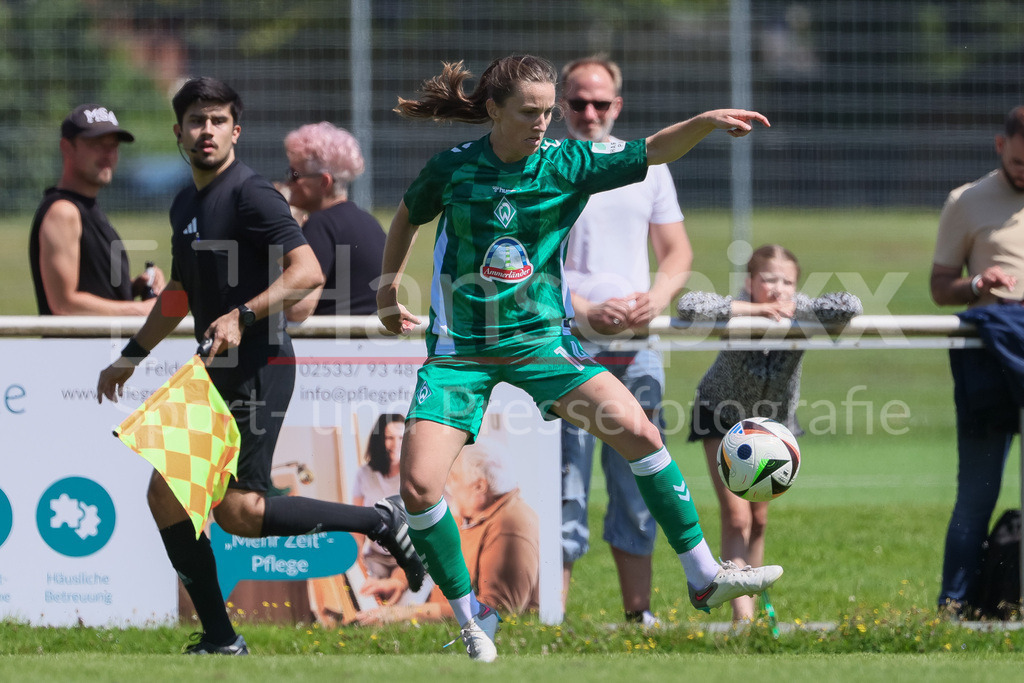Fussball, Testspiel Frauen, Borussia Mönchengladbach - SV Werder Bremen | v.li.: Michaela Brandenburg (SV Werder Bremen, 14) bei der Ballannahme, Spielszene, Dynamik, Aktion, Action