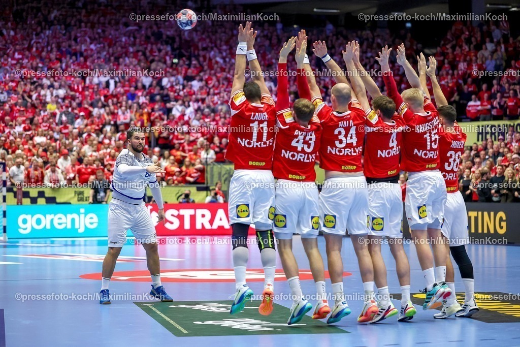 EHF20012602040 | 20.01.2026, Handball, Men's EHF EURO 2026, Dänemark - Portugal, Jyske Bank Boxen in Herning, Dänemark, Preliminary Round:  Luis Diogo Sousa Frade (Portugal #82) wirft den Ball auf die dänische Mauer aus  Rasmus Lauge Schmidt (Denmark #11) xd23  Simon Hald Jensen (Denmark #34)  Magnus Landin Jacobsen (Denmark #04)  Magnus Saugstrup Jensen (Denmark #15)  Mads Hoxer Hangaard (Denmark #38) 