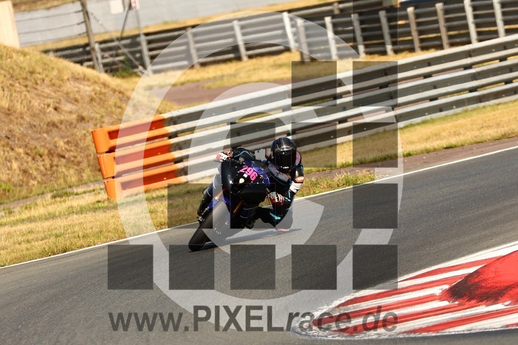 0296-20250719_11461 | Schöne Erinnerungen an spannende Momente - das festzuhalten ist unser Job. PIXELrace.de ist seit 2003 auf den Rennstrecken Europas unterwegs um die Action draußen beim Fahren und die wunderbare Stimmung imm Fahrerlager für euch einzufangen.