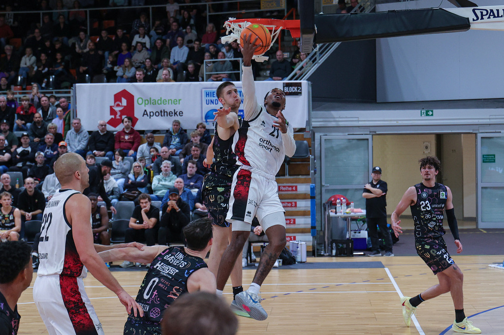 Pro A BAYER GIANTS vs Uni Baskets Münster-109 | Fotos von Basketballspielen aus dem Raum NRW fotografiert von Gero Mueller-Laschet und Daniel Schaefer - Realisiert mit Pictrs.com
