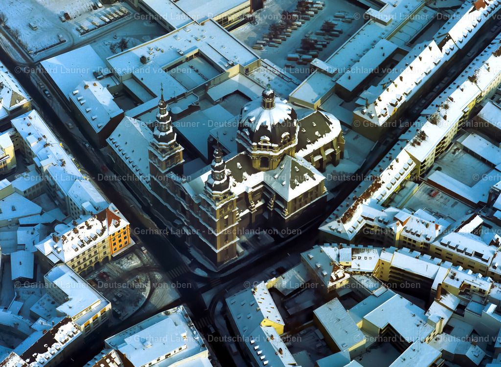 2755115 | Stift Haug wird die im Stadtteil Haug gelegene barocke Pfarrkirche St. Johannes in Würzburg bezeichnet, die dazugehörige Pfarrei als St. Johannes in Stift Haug. Die ehemalige Stiftskirche gehörte bis zur Säkularisation 1803 zum Kollegiatstift Haug, Winteraufnahme