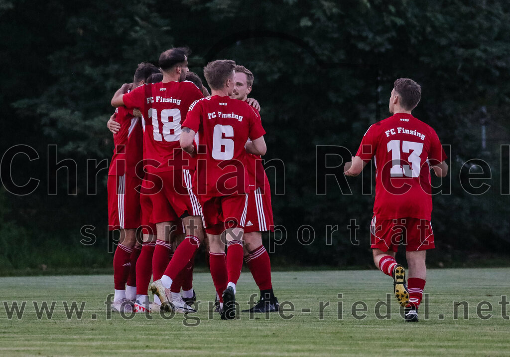 2023-09-07_001_FC_Finsing_gegen_FC_Moosinning_II | Finsing, Deutschland, 07.09.2023:
Fußball, Kreisliga 2023 / 2024, 8. Spieltag, FC Finsing gegen FC Moosinning II, Endergebnis: 3:0

Jubel nach dem 1:0 durch Leonhard Hölzl (FC Finsing, #5)
Dominik Keuter (FC Finsing, #18), Valentin Bachmeier (FC Finsing, #6), Patrick Forchhammer (FC Finsing, #13)

Foto: Christian Riedel / fotografie-riedel.net