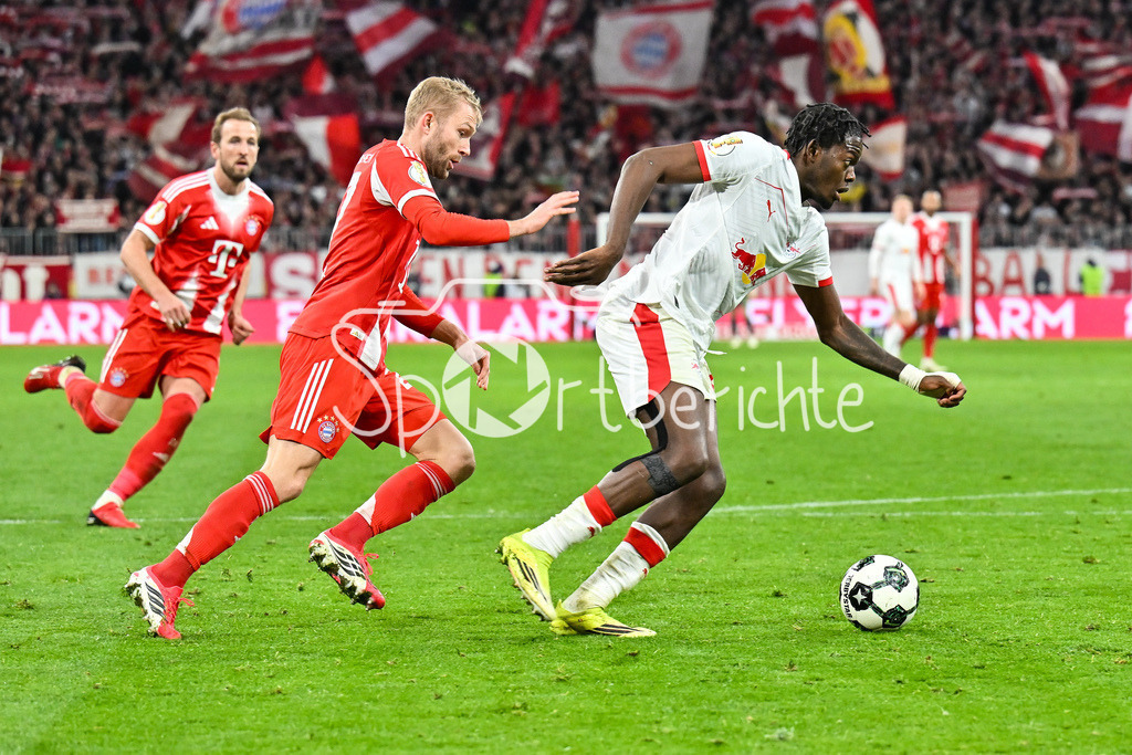 FC Bayern München - RB Leipzig | MUNICH, GERMANY - 11. FEBRUARY: im Duell Konrad LAIMER (FC Bayern Munich 27) und Castello LUKEBA (RB Leipzig 23) während dem Spiel zwischen dem FC Bayern München und RB Leipzig beim Viertelfinale des DFB-Pokales in der Allianz Arena