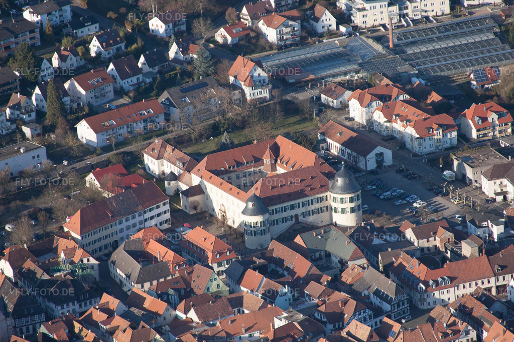 Luftbild: Schloß Bergzabern. Das Schloss Bergzabern ist das Wahrzeichen der Stadt Bad Bergzabern und befindet sich in der dortigen Innenstadt. In ihm residierten einst die Herzöge von Pfalz-Zweibrücken. Heute ist im Schloss die Verwaltung der Verbandsgemeinde Bad Bergzabern untergebracht in Bad Bergzabern im Bundesland Rheinland-Pfalz in Deutschland. Foto: IMG_62376.jpg vom 24.02.2014 durch Werner Riehm/FLY-FOTO.de